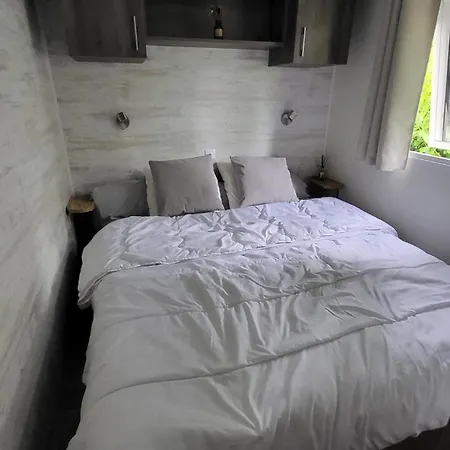 Mobile Dans Un Domaine Forestier Σαλέ Saint-Laurent-des-Bois