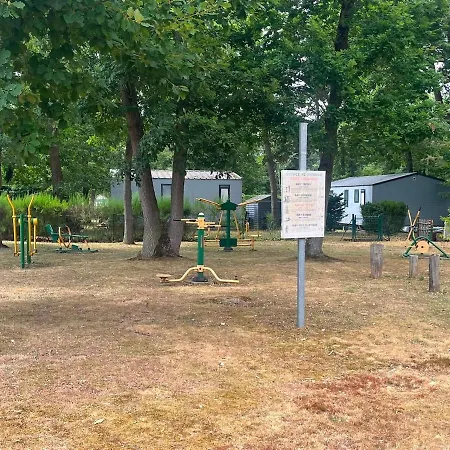 Mobile Dans Un Domaine Forestier Σαλέ Saint-Laurent-des-Bois